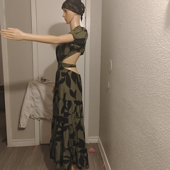 Elegant Green and Black Leaf Print Maxi Dress - Picture 3 of 3